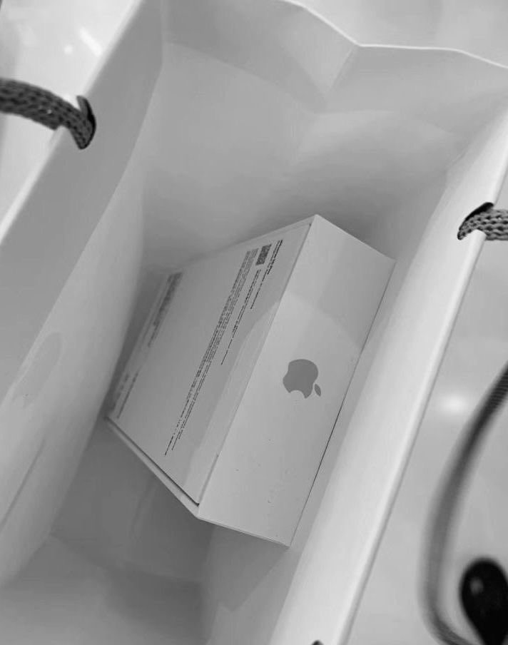 daddyjake222's tweet photo. I’m purchasing iPhone 18 pro for 10 people that can wish me happy birthday 🎁. Just text me on my telegram and wish me happy birthday https://t.co/8ofUYVigay https://t.co/5ixuP2rKB8