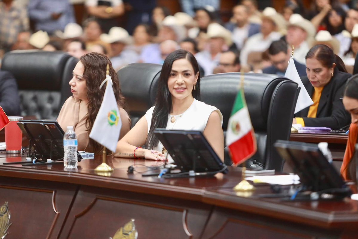 danisotto's tweet photo. En el marco de la Glosa 2026, continuamos con las comparecencias en el Congreso del Estado, correspondientes al Eje 2 “Durango Competitivo, Próspero y de Oportunidades”. 🤝🏻

Hoy escuchamos y dialogamos con las y los titulares de las dependencias que impulsan el desarrollo económico, el campo, el turismo y las oportunidades laborales de nuestro estado:

🌾 Jesús López, Secretario de Agricultura y Desarrollo Rural.
📈 Fernando Rosas, Secretario de Desarrollo Económico.
👷🏻‍♀️ Belén Morales, Secretaria del Trabajo y Previsión Social.
🌄 Elisa Haro, Secretaria de Turismo.

Desde el Congreso seguimos dando seguimiento a las acciones y resultados que contribuyen a construir un Durango con más oportunidades, crecimiento y bienestar para todas y todos. 💚