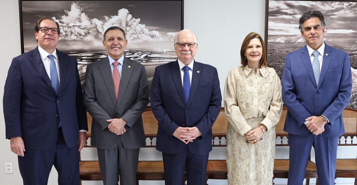 Fotografia horizontal de presidentes dos Tribunais Superiores. Fim da descrição.