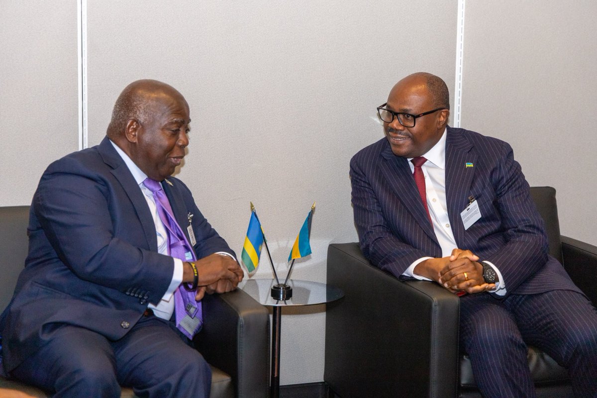 rbarwanda's tweet photo. Kuri uyu wa Kabiri i New York muri Leta Zunze Ubumwe za Amerika, Minisitiri w’Intebe, Dr Justin Nsengiyumva yitabiriye umuhango wo gutangiza ibiganiro by’Inama y’Inteko Rusange y’Umuryango w’Abibumbye ya 81.

Minisitiri w’Intebe yanagiranye kandi ibiganiro na bagenzi be barimo uwa Iraq na Bahamas, byibanze ku gushimangira umubano w'u Rwanda n’ibi bihugu no kurebera hamwe amahirwe y'imikoranire mu nzego zifitiye impande zombi inyungu. #RBAAmakuru