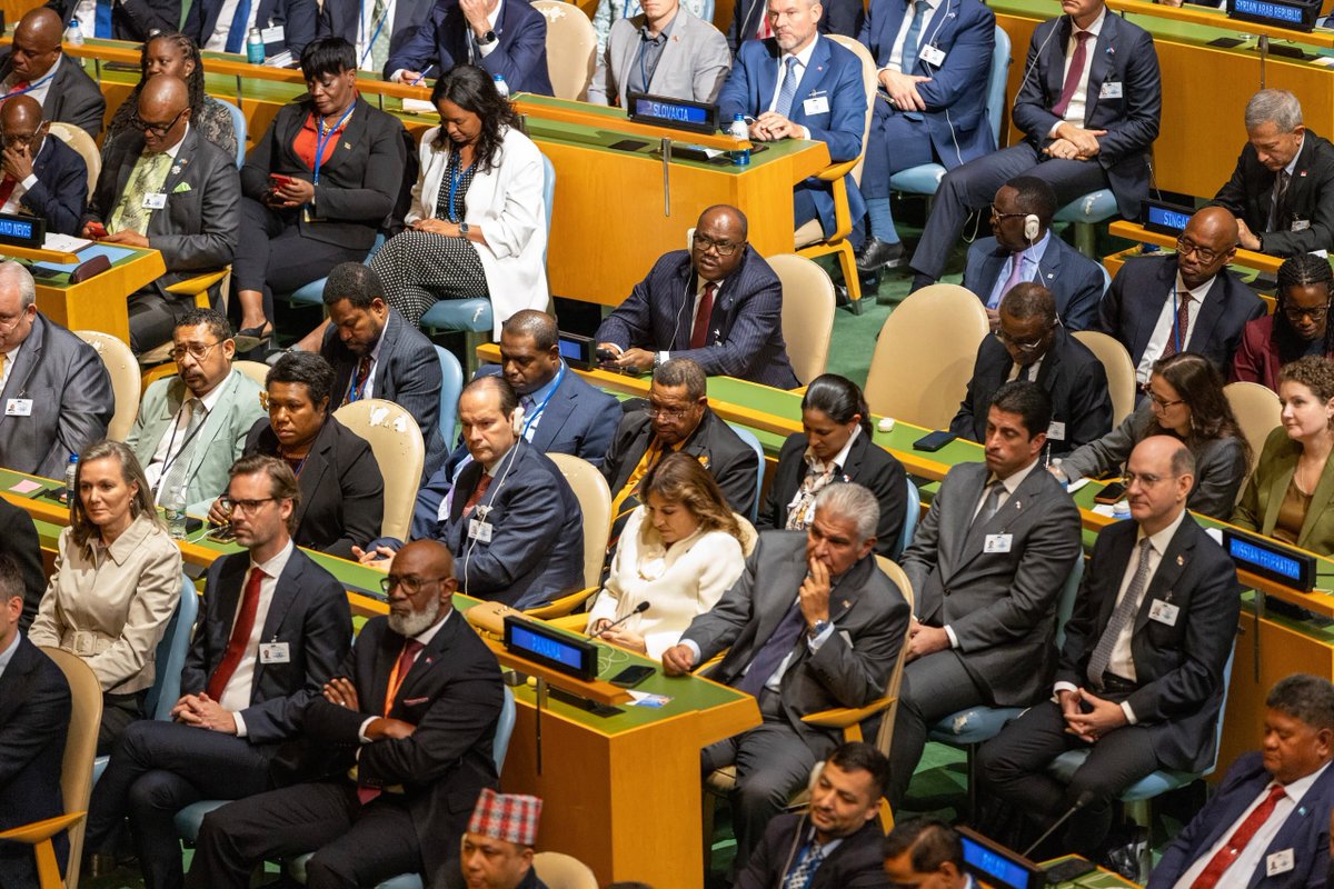 rbarwanda's tweet photo. Kuri uyu wa Kabiri i New York muri Leta Zunze Ubumwe za Amerika, Minisitiri w’Intebe, Dr Justin Nsengiyumva yitabiriye umuhango wo gutangiza ibiganiro by’Inama y’Inteko Rusange y’Umuryango w’Abibumbye ya 81.

Minisitiri w’Intebe yanagiranye kandi ibiganiro na bagenzi be barimo uwa Iraq na Bahamas, byibanze ku gushimangira umubano w'u Rwanda n’ibi bihugu no kurebera hamwe amahirwe y'imikoranire mu nzego zifitiye impande zombi inyungu. #RBAAmakuru