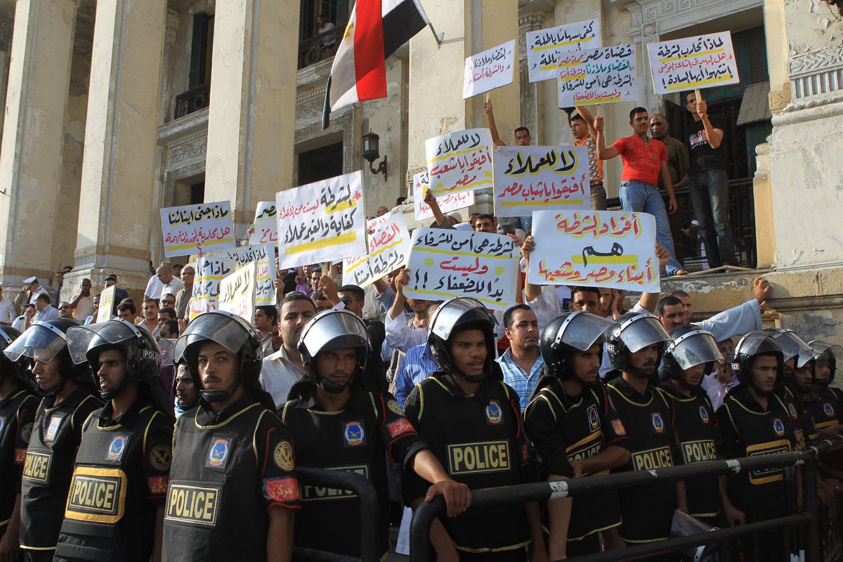 BelalElbukhary's tweet photo. مجموعة من المواطنين الشرفاء يتظاهرون دعمًا للشرطة المصرية بعد مقتل الشاب خالد سعيد.

 27 يوليو/تموز 2010 https://t.co/9YCTxuY8TP