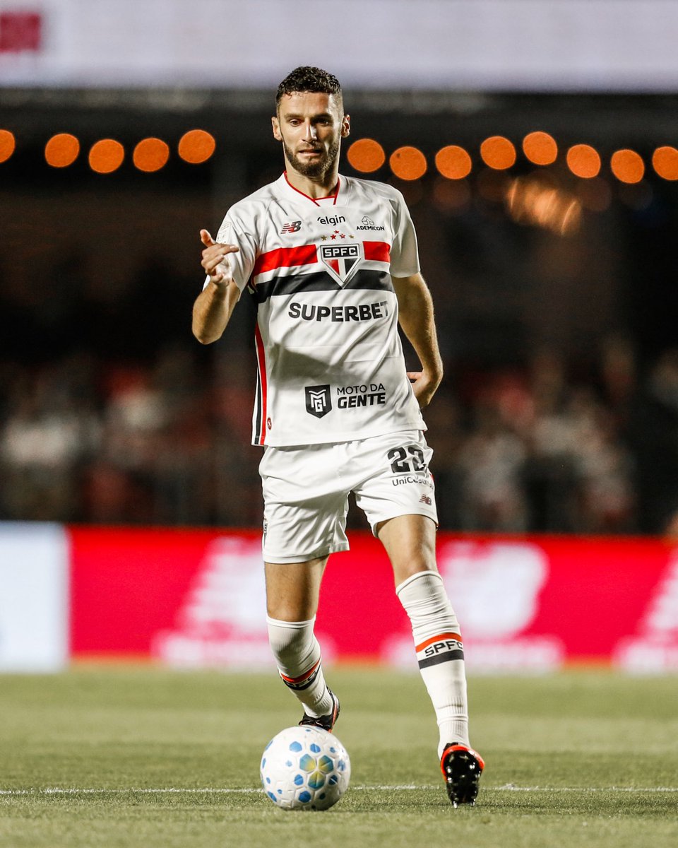 SaoPauloFC's tweet photo. O zagueiro Domingos Duarte sofreu uma ruptura no ligamento cruzado anterior do joelho direito no último sábado (19) durante o duelo com o Internacional pelo Campeonato Brasileiro, no MorumBIS, e terá que ser submetido a cirurgia para reconstrução ligamentar.

O jogador deixou o estádio diretamente para o Einstein Hospital Israelita, onde realizou os primeiros exames, acompanhado por profissionais do Departamento Médico do clube.

Na última segunda-feira (21), Domingos realizou tratamento fisioterápico no REFFIS Plus e nesta terça-feira (22) voltou ao hospital para avaliações complementares e consulta com o Dr. Moisés Cohen, que definiu pela necessidade do procedimento cirúrgico, a ser realizado nesta quarta-feira (23), no Einstein Hospital Israelita.