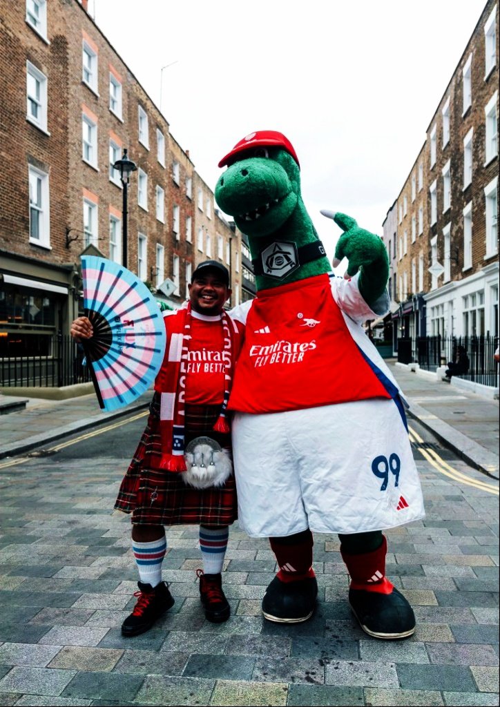 Galizalbionn's tweet photo. Para sorpresa de nadie, el Arsenal ganó mi encuesta al equipo más impopular del fútbol inglés.

Claro que sólo habéis votado 64* de mis 1211 follo-beers y el ilegible Nick Hornby no estaba entre ellos.

Felicidades al Arsenal por tan merecido premio.

* Yo no cuento los guasapos. https://t.co/d7FbNFTIko