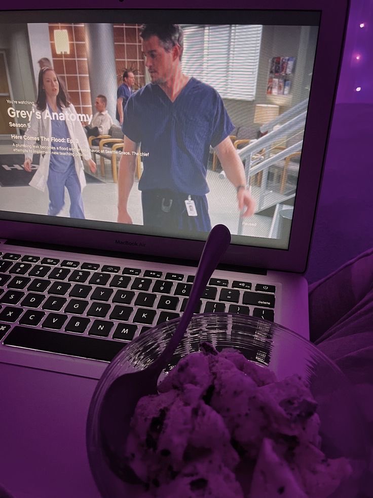 alliettlecrazy's tweet photo. cozy in my bed watching my fav show https://t.co/HpU4w5Me0Z