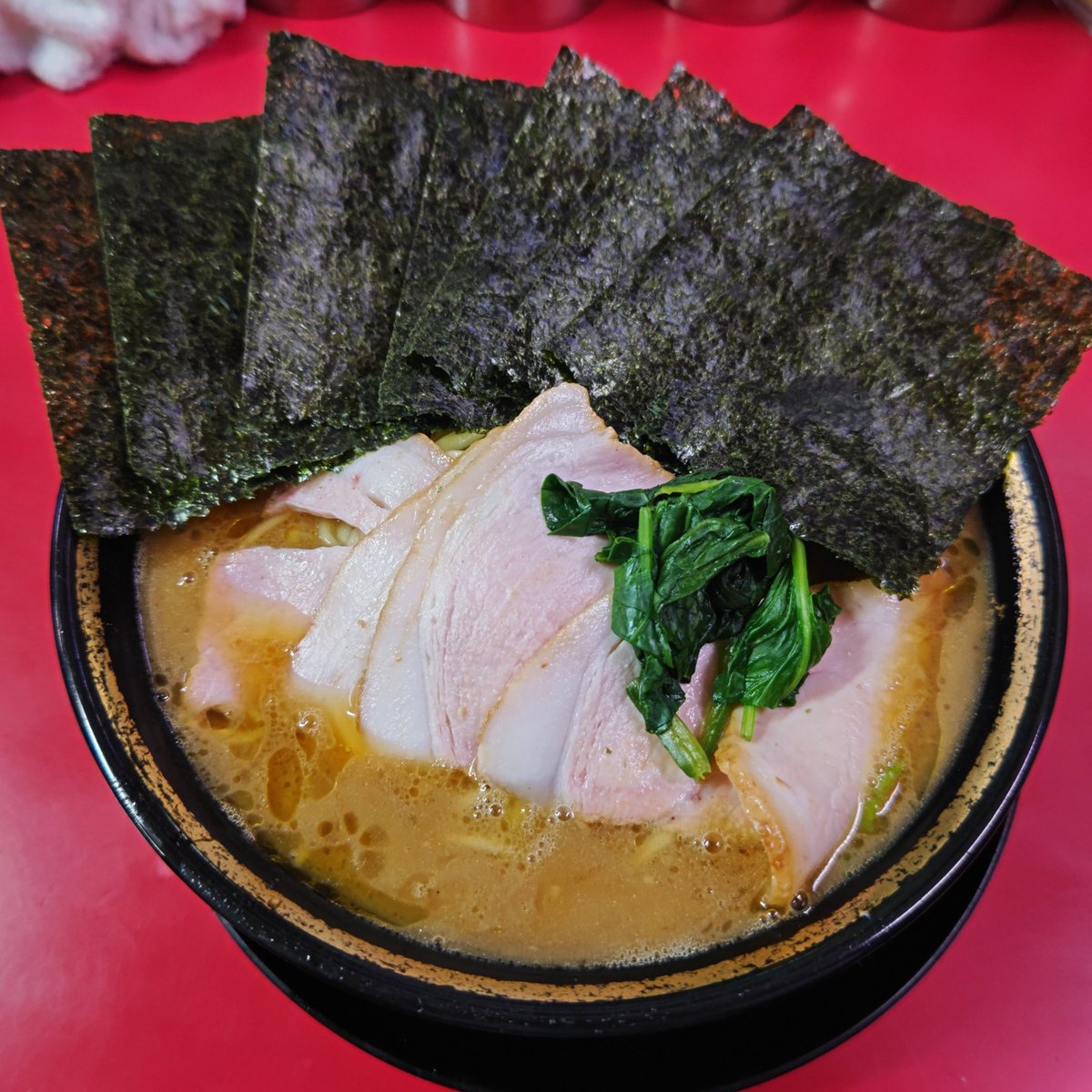 nog12451's tweet photo. ＃家系ラーメン 総本山 ＃吉村家 直系を啜る
先日の晩飯は ＃富山県 ＃魚津市『＃はじめ家』さん初見
チャーシューメン大
のり
タレなしネギ
ライス
をオーダー
ふとぅ・濃いめ・ 多め、白をコール
着丼キタァーッ!?
ずるぽ♪ずるぽ♪
美味いね
来た甲斐があるわぬ
＃酒井製麺 の麺は茹でふとぅが好き https://t.co/hA1QjYZLq2