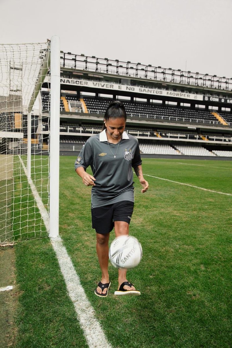 SantosFC's tweet photo. Pra quem vive a paixão pelo Santos em cada passo.

Um lançamento que une identidade, tradição e a ginga da Vila. https://t.co/3zbrYT7Kdw