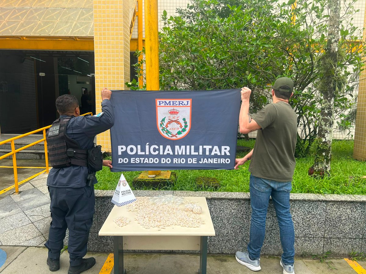 PMERJ's tweet photo. 🛑 AÇÃO EM PARATY RESULTA NA APREENSÃO DE DROGAS
Policiais da #2CIPM apreenderam farta quantidade de entorpecentes no início da tarde desta terça-feira (22), no bairro Condado, em Paraty, na Costa Verde. https://t.co/hhnV94SMee