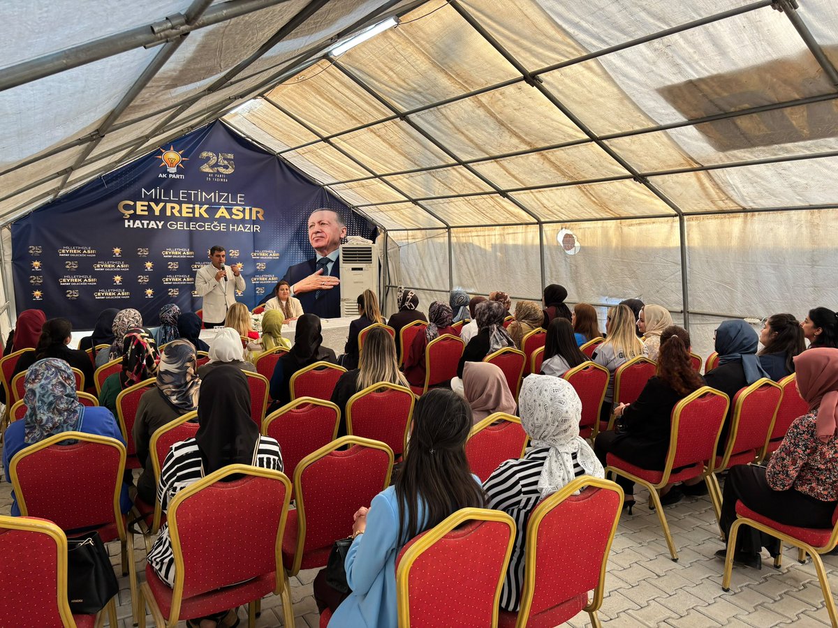 avfatmagulcalim's tweet photo. 📍 AK Parti Hatay İl Başkanlığı

İl Koordinatörümüz, MKYK Üyemiz Sn.Tuba ÖZDEMİR’in toplantımıza Zoom üzerinden katılımıyla, İl Başkanımız Sn.Mustafa ERDOĞAN’ın teşrifleriyle haftalık olağan İl Kadın Kolları Yönetim Kurulu Toplantımızı gerçekleştirdik.

Kadınların dokunduğu her yerde emek, yükselttiği her yerde güç var. Bizim hikâyemizde kadın emeği, kadınların gücü var.