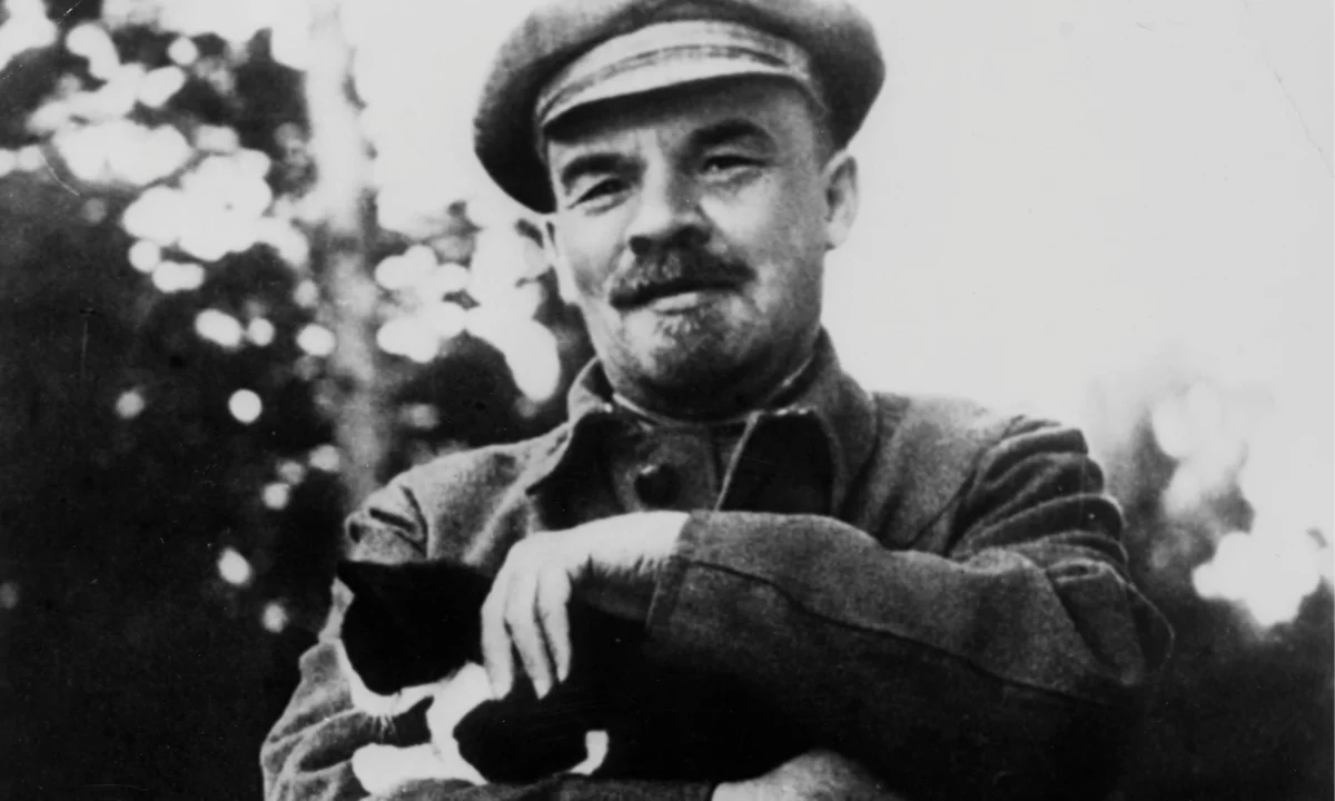 doktorfinster's tweet photo. V.I. Lenin, cat daddy. https://t.co/Yl0ZN4T5yG