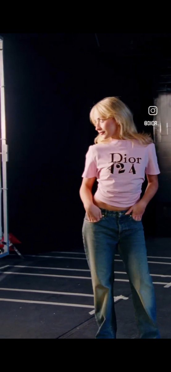 kiiflower's tweet photo. can we take a minute to talk about how good this looks? pink, brown, blonde, what's more to love!! it reminds me of the house tour t-shirt 💗🤎
most iconic look in a long while and i love it. https://t.co/xMA53AUK8Y