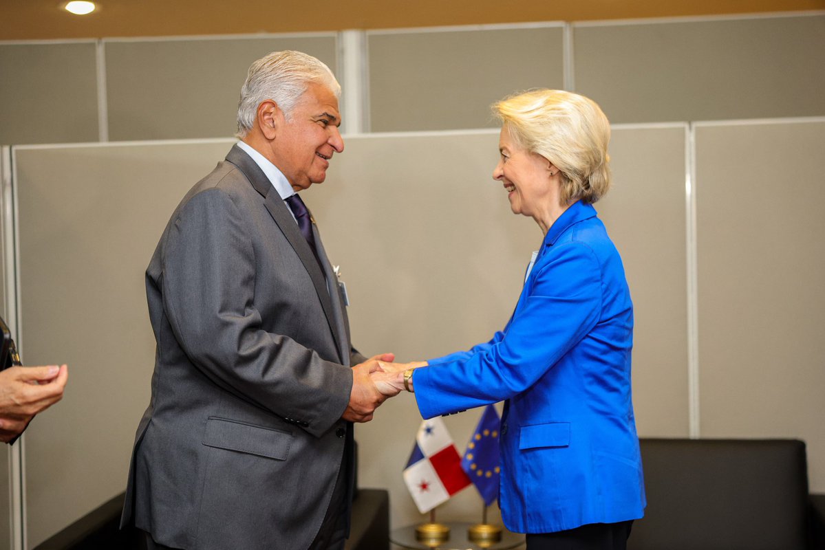 as_salazar's tweet photo. Presidenta de la Comisión Europea destaca avances de Panamá para salir de lista fiscal

La presidenta de la Comisión Europea, Úrsula von der Leyen, sostuvo hoy una reunión con el presidente @JoseRaulMulino a quien felicitó por los avances del Gobierno de Panamá para pasar al Anexo 2 de la lista fiscal de la Unión Europea, entre ellos la aprobación de la Ley de Sustancia Económica y su reglamentación. 

“Cada vez que nos vemos hay progreso”, manifestó Von der Leyen en su encuentro con Mulino en el marco de la Asamblea General de la Organización de Naciones Unidas (ONU) que se realiza en Nueva York.

Von der Leyen también se interesó por los avances de los proyectos de energía y transporte sostenible bajo la Estrategia de la Unión Europea Global Gateway, entre los que destaca la modernización de la red eléctrica de ETESA, que financia el Banco Europeo de Inversiones.

Por su parte, el presidente Mulino aprovechó la ocasión para que el ministro del Canal, José Ramón Icaza, expusiera los avances de los proyectos que desarrolla la ruta interoceánica, que incluyen el reservorio de Río Indio, dos puertos, un corredor logístico y un gasoducto.

Mulino y Von der Leyen conversaron también sobre el impacto del fenómeno El Niño y sus afectaciones a nivel mundial.
Finalmente, el presidente Mulino aprovechó el encuentro para invitar a Von der Leyen al Foro Económico de Panamá, que desarrollará el banco de fomento CAF en enero de 2027.
