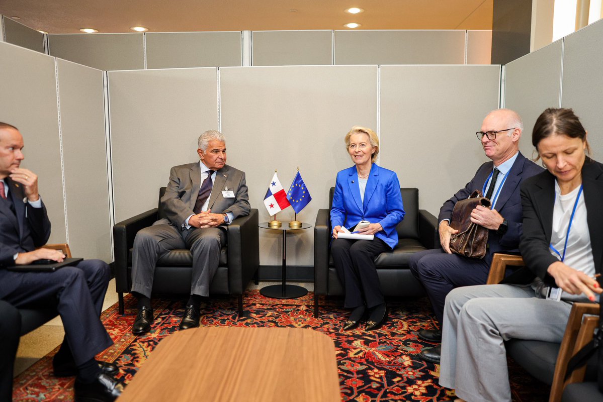 as_salazar's tweet photo. Presidenta de la Comisión Europea destaca avances de Panamá para salir de lista fiscal

La presidenta de la Comisión Europea, Úrsula von der Leyen, sostuvo hoy una reunión con el presidente @JoseRaulMulino a quien felicitó por los avances del Gobierno de Panamá para pasar al Anexo 2 de la lista fiscal de la Unión Europea, entre ellos la aprobación de la Ley de Sustancia Económica y su reglamentación. 

“Cada vez que nos vemos hay progreso”, manifestó Von der Leyen en su encuentro con Mulino en el marco de la Asamblea General de la Organización de Naciones Unidas (ONU) que se realiza en Nueva York.

Von der Leyen también se interesó por los avances de los proyectos de energía y transporte sostenible bajo la Estrategia de la Unión Europea Global Gateway, entre los que destaca la modernización de la red eléctrica de ETESA, que financia el Banco Europeo de Inversiones.

Por su parte, el presidente Mulino aprovechó la ocasión para que el ministro del Canal, José Ramón Icaza, expusiera los avances de los proyectos que desarrolla la ruta interoceánica, que incluyen el reservorio de Río Indio, dos puertos, un corredor logístico y un gasoducto.

Mulino y Von der Leyen conversaron también sobre el impacto del fenómeno El Niño y sus afectaciones a nivel mundial.
Finalmente, el presidente Mulino aprovechó el encuentro para invitar a Von der Leyen al Foro Económico de Panamá, que desarrollará el banco de fomento CAF en enero de 2027.