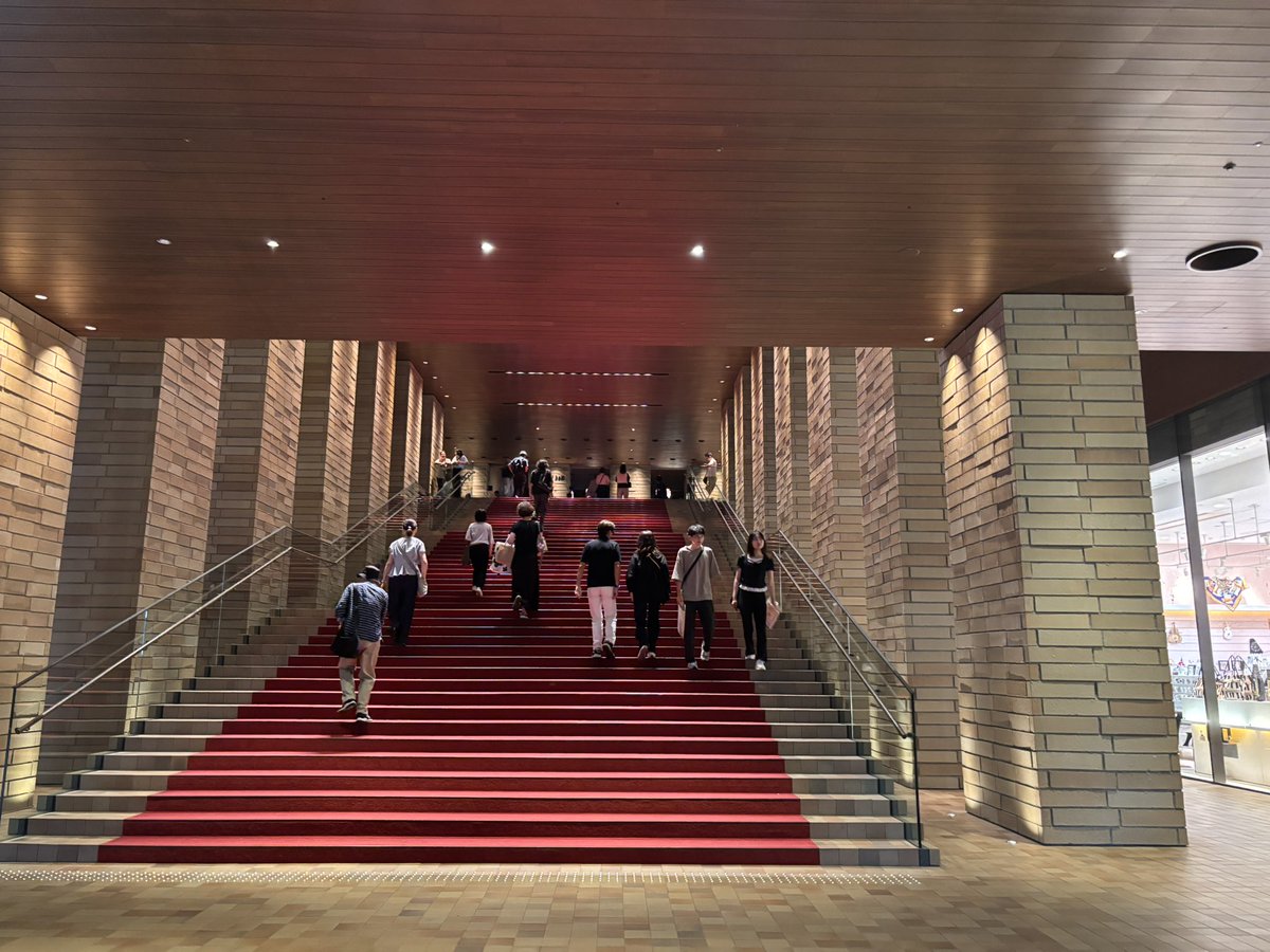 stray_sheep346's tweet photo. 大阪の名所、音楽の殿堂、フェスティバルホール。ここで、コンサートを観られるのは幸せなことだ。広いだけのドームはちょっとね。生きているうちにあと何回行けるかな。一番観たのは山下達郎さん、次は昨日観た佐野元春さん。 https://t.co/Jj3NjFsKIm