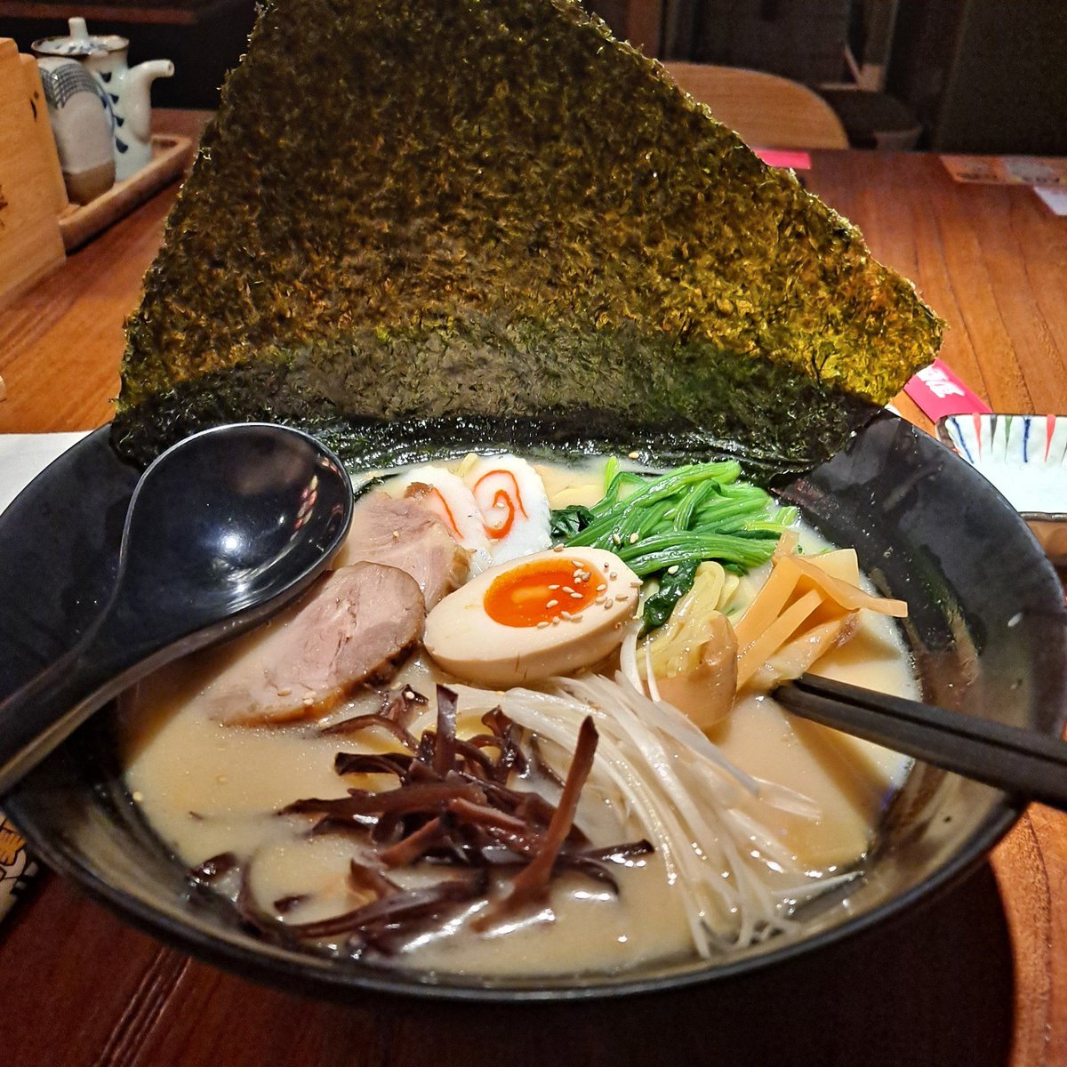 CuyunThen's tweet photo. Late-night ramen shop, steaming hot tonkotsu, soft nap on the wooden stool, no noise, just warmth for tired souls. https://t.co/hIvrxuAFZn