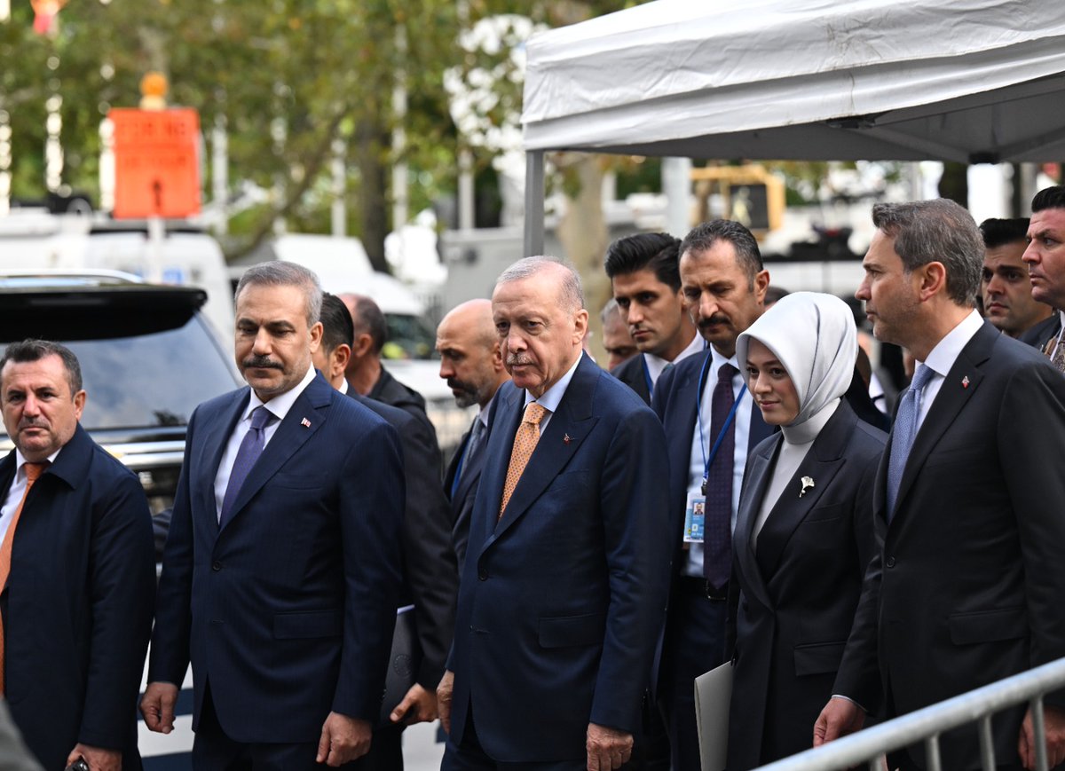 Akparti's tweet photo. Cumhurbaşkanımız Sayın Recep Tayyip Erdoğan, BM Genel Merkezi'nden Türkevi'ne yürüdü. https://t.co/djSZCFBfuH