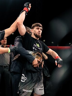 GlobalCageMMA's tweet photo. Jaden Ortega (6-0) +190 Vs Alvi Dasuyev (9-0) -230

Fight Pick: Dasuyev

This guy Ortega has some hands and could hurt Dasuyev as he is the more technical striker and can pick his spots to hurt Dasuyev on the feet. Now Dasuyev has the power to put out Ortega also but has the much better advantage up against the cage and on the ground. 

Betting Pick: Fight Ends By KO -200

#UFC #MMA #DWCS