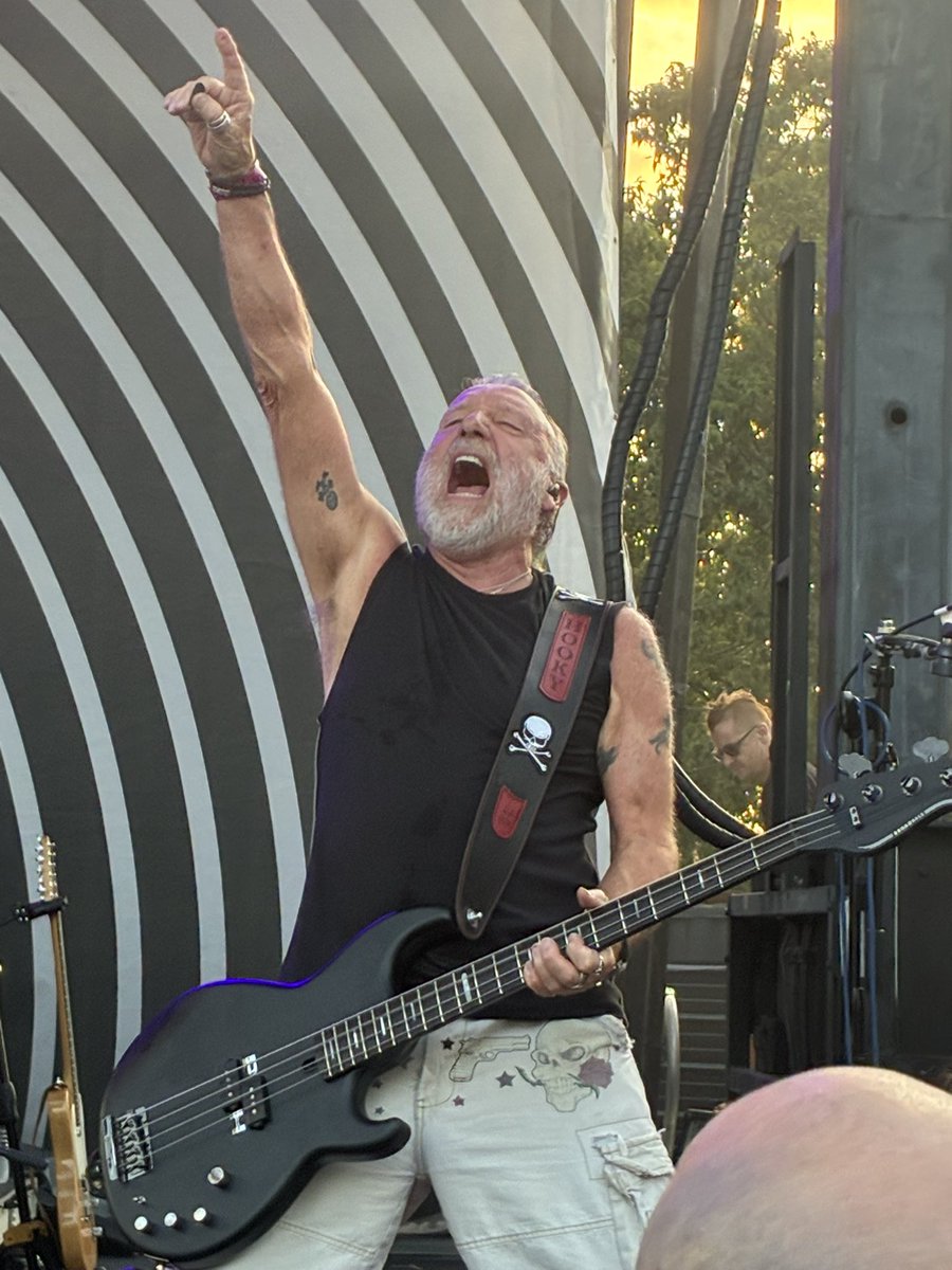 clarkintexas's tweet photo. @101_theband @peterhook Hooky rules https://t.co/vsD2NJExth