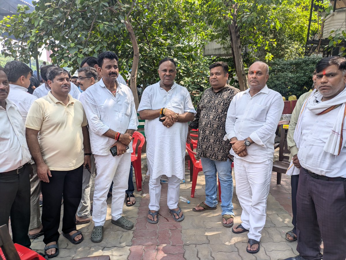 suddurld's tweet photo. @RLDparty के राष्ट्रीय महासचिव केंद्रीय संसदीय बोर्ड के सदस्य @AnilDubeyRLD की माता जी के दुखद निधन के पश्चात बैकुंठ धाम लखनऊ में उनके अंतिम संस्कार में साथियों सहित भाग लिया और उन्हें श्रद्धा सुमन अर्पित किया। 
@jayantrld @MalikBirpal @RajSinghBastiUP @RldAman @rohitagarwal850 https://t.co/Kji6ekozYP