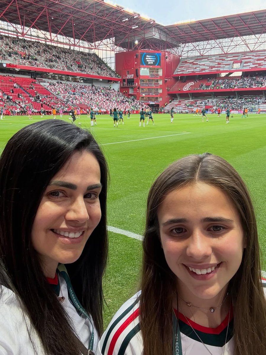 luzelenaglezz's tweet photo. La vida a tu lado siempre es más bonita y el fútbol ahora tiene mucho más sentido para mí!!!! Cambie de equipo y siempre le iré al equipo donde estés, ahora es el   y espero pronto poder localizar el fuera de lugar que de plano nomás no lo encuentro ... https://t.co/mrAIfGAx9N