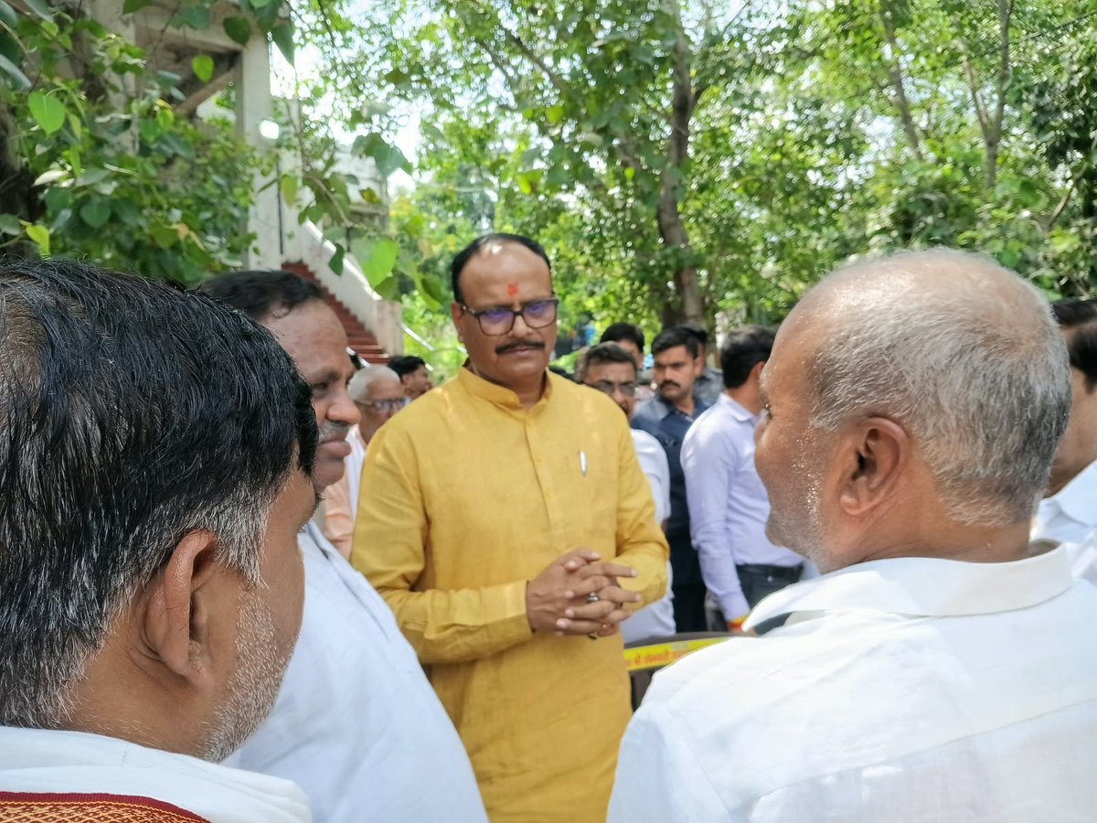 suddurld's tweet photo. @RLDparty के राष्ट्रीय महासचिव केंद्रीय संसदीय बोर्ड के सदस्य @AnilDubeyRLD की माता जी के दुखद निधन के पश्चात बैकुंठ धाम लखनऊ में उनके अंतिम संस्कार में साथियों सहित भाग लिया और उन्हें श्रद्धा सुमन अर्पित किया। 
@jayantrld @MalikBirpal @RajSinghBastiUP @RldAman @rohitagarwal850 https://t.co/Kji6ekozYP