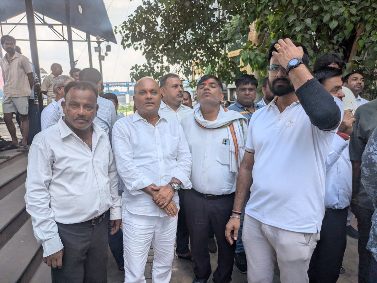 suddurld's tweet photo. @RLDparty के राष्ट्रीय महासचिव केंद्रीय संसदीय बोर्ड के सदस्य @AnilDubeyRLD की माता जी के दुखद निधन के पश्चात बैकुंठ धाम लखनऊ में उनके अंतिम संस्कार में साथियों सहित भाग लिया और उन्हें श्रद्धा सुमन अर्पित किया। 
@jayantrld @MalikBirpal @RajSinghBastiUP @RldAman @rohitagarwal850 https://t.co/Kji6ekozYP