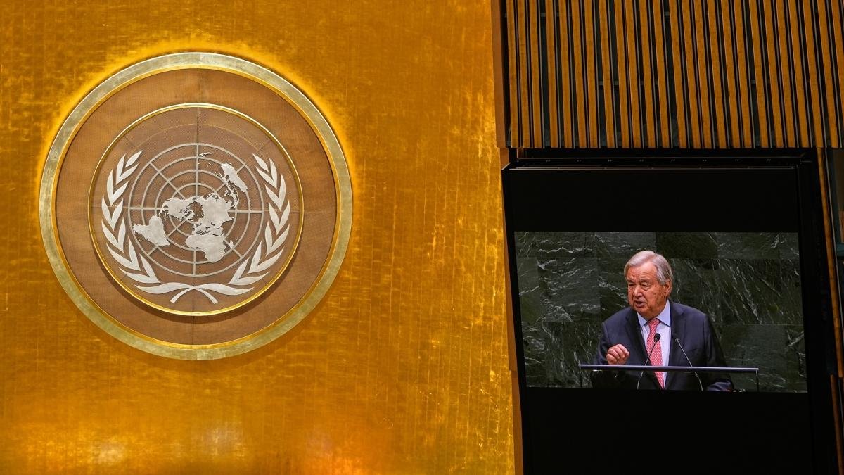 SireneOznur's tweet photo. Guterres BM'de son kez konuştu:

➖"Gazze'deki Filistinlilere yönelik, Genel Sekreter olarak görev yaptığım yıllar boyunca tanık olduğum hiçbir şeye benzemeyen bir katliam ve yıkım dalgası yaşandı."

Ve sen de o sırada sadece bunları izlemekle yetindin. Tarihe etkisiz eleman veya kınama memuru olarak geçeceksin.