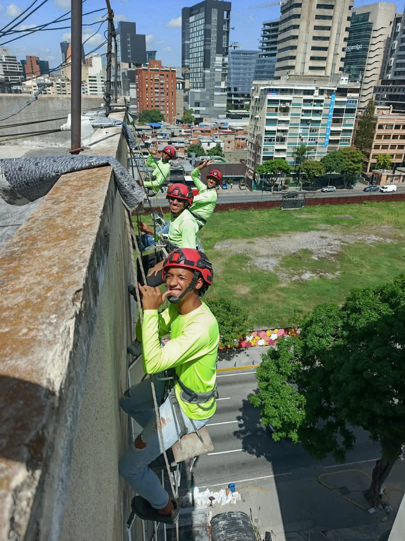 JacquelinePSUV's tweet photo. @delcyrodriguezv En el municipio Chacao, estado Miranda, seguimos avanzando en la recuperación de los edificios de Altamira Sur, para que cada vez más familias puedan recibir sus hogares renovados y en mejores condiciones. https://t.co/2QffcIPv4F