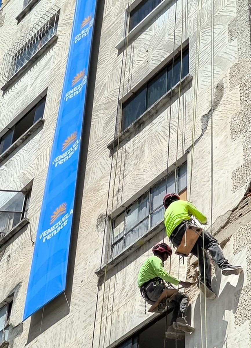JacquelinePSUV's tweet photo. En cada obra que realizamos a través del Plan Venezuela Renace, mantenemos una supervisión permanente de los trabajos para garantizar la seguridad y habitabilidad de las viviendas. https://t.co/oEJNtpeHmm