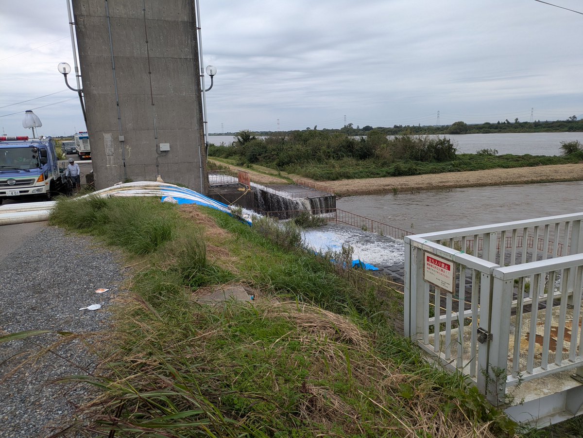 spiq's tweet photo. 印旛沼と利根川を結ぶ長門川の印旛排水機場。
国土交通省のポンプ車が２台来てて、Φ200mmぐらいのホースを12本ほどで、水を排水してる。
水門も全開で利根川方向に流れてるし、排水機場のポンプも全力運転っぽい音してる。
水位早く下がるといいな。 https://t.co/wR3uGsGkdI