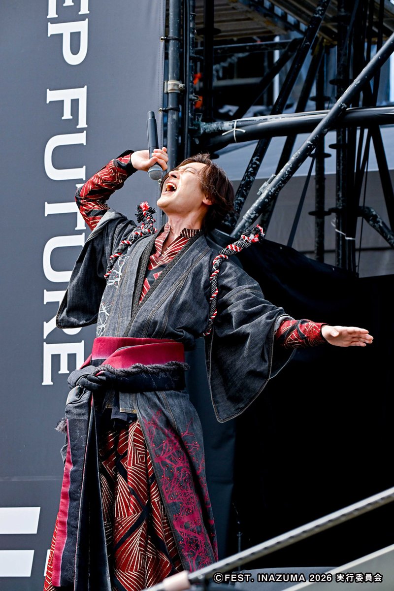edgelinetokyo's tweet photo. 山内惠介 演歌歌手初「イナズマ」出演！客席からは“ケイちゃん”コール https://t.co/Vnh62hw1ZN

写真3枚 山内出演部分公式レポート抜粋
#FESTINAZUMA https://t.co/uEMMJr8WQA