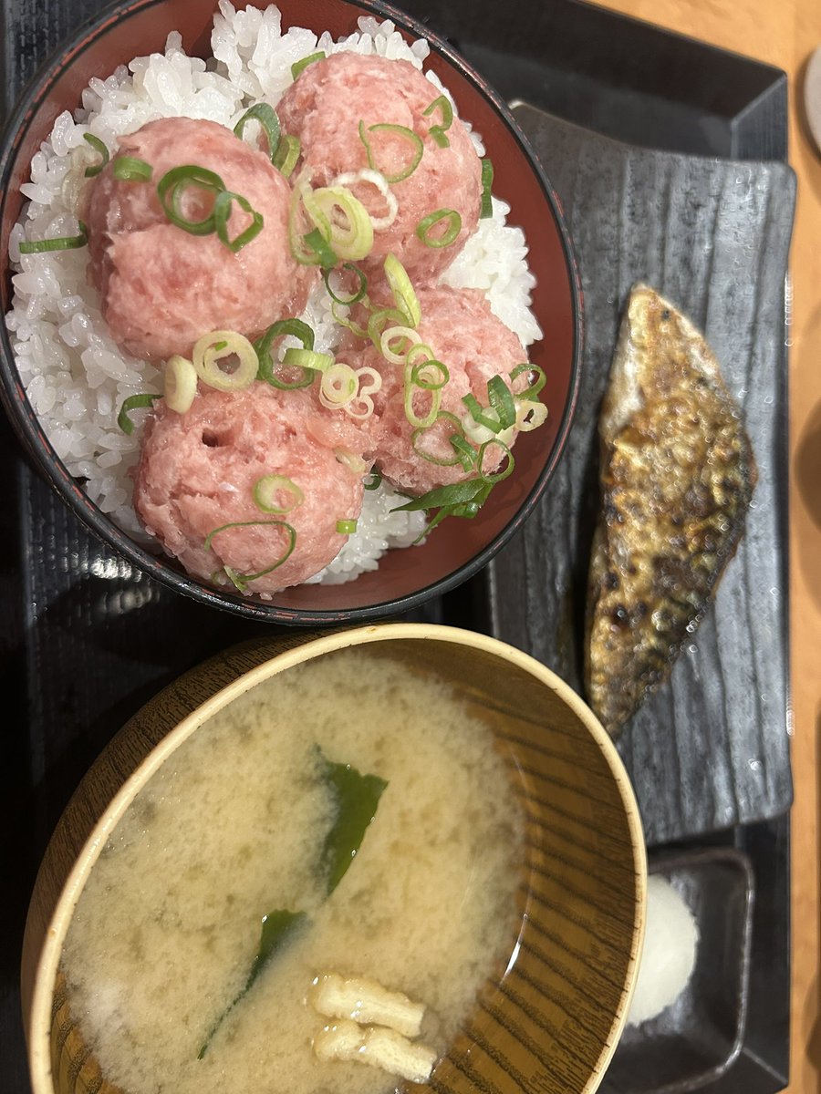 king___adore's tweet photo. しんぱち食堂少し久々に来た〜！
いつもねぎとろは追加してたけど、さらに増して流行りのやつ！😌 https://t.co/ops310LVyT