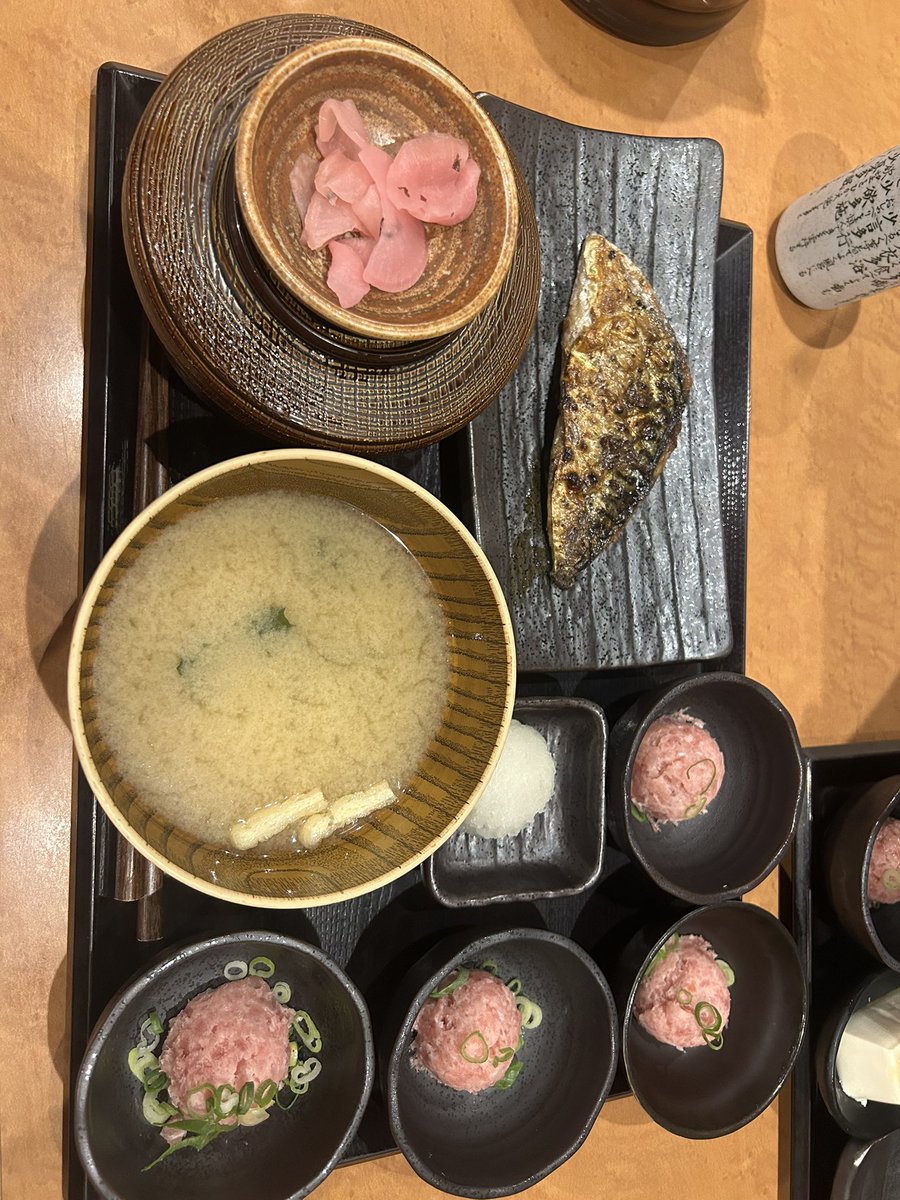 king___adore's tweet photo. しんぱち食堂少し久々に来た〜！
いつもねぎとろは追加してたけど、さらに増して流行りのやつ！😌 https://t.co/ops310LVyT