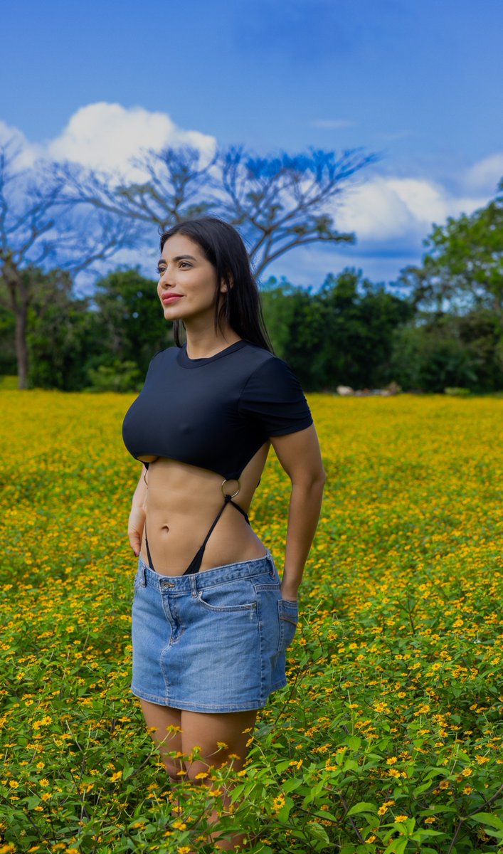 AnabellaGaleano's tweet photo. La chica 👧 de las flores 💐 amarillas 💛 https://t.co/DbTOA38aSt