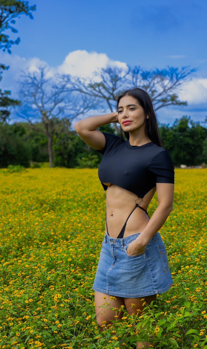 AnabellaGaleano's tweet photo. La chica 👧 de las flores 💐 amarillas 💛 https://t.co/DbTOA38aSt