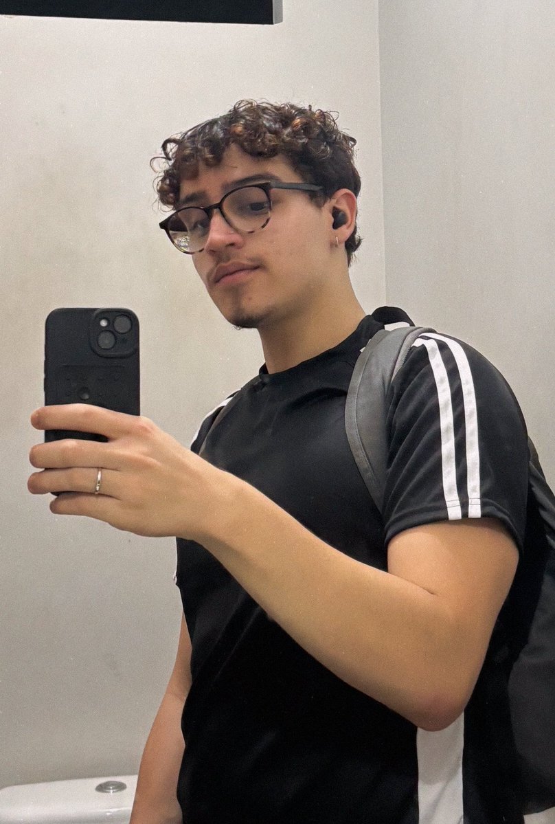 juanxerecudo's tweet photo. finalmente voltando a malhar (dnv) faltou meu namorado @DanielCosta101 junto cmg https://t.co/ewqqeOKCpP