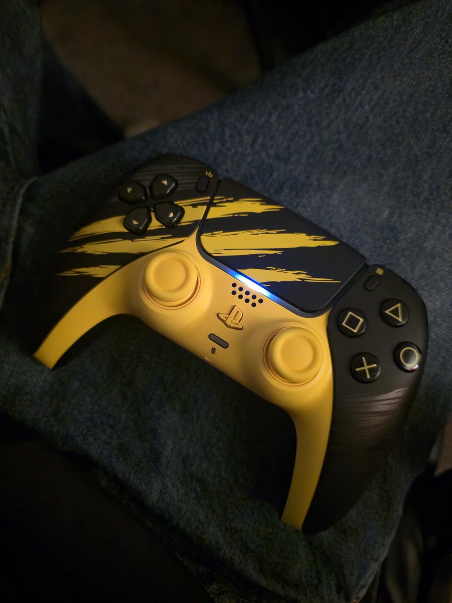 ElitesNetwork's tweet photo. this wolverine controller is sick https://t.co/TgGadYyh1G