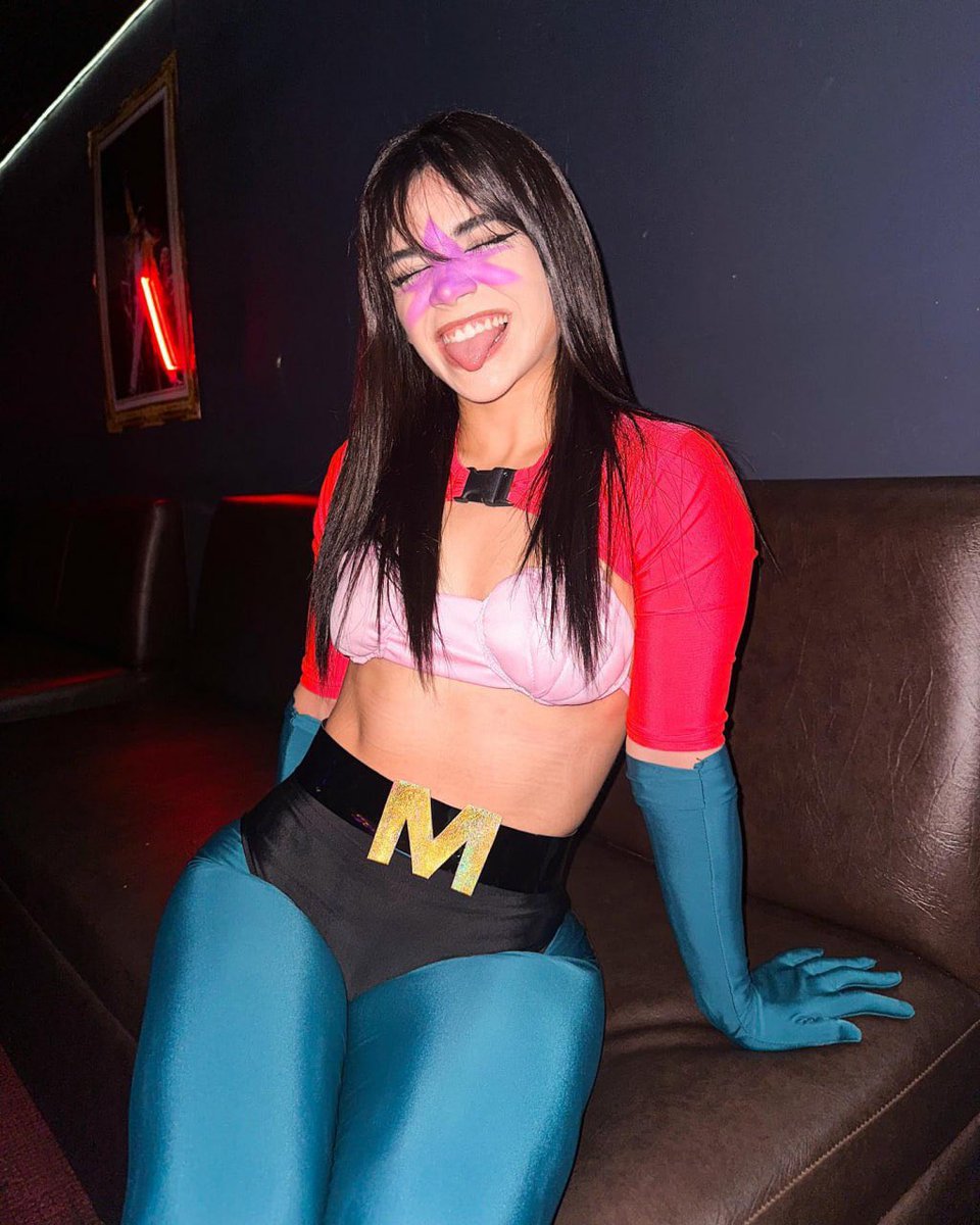 GoonerArgentum's tweet photo. A Alana le encantan los putidisfraces🤤 https://t.co/VFS2hJ6ABo