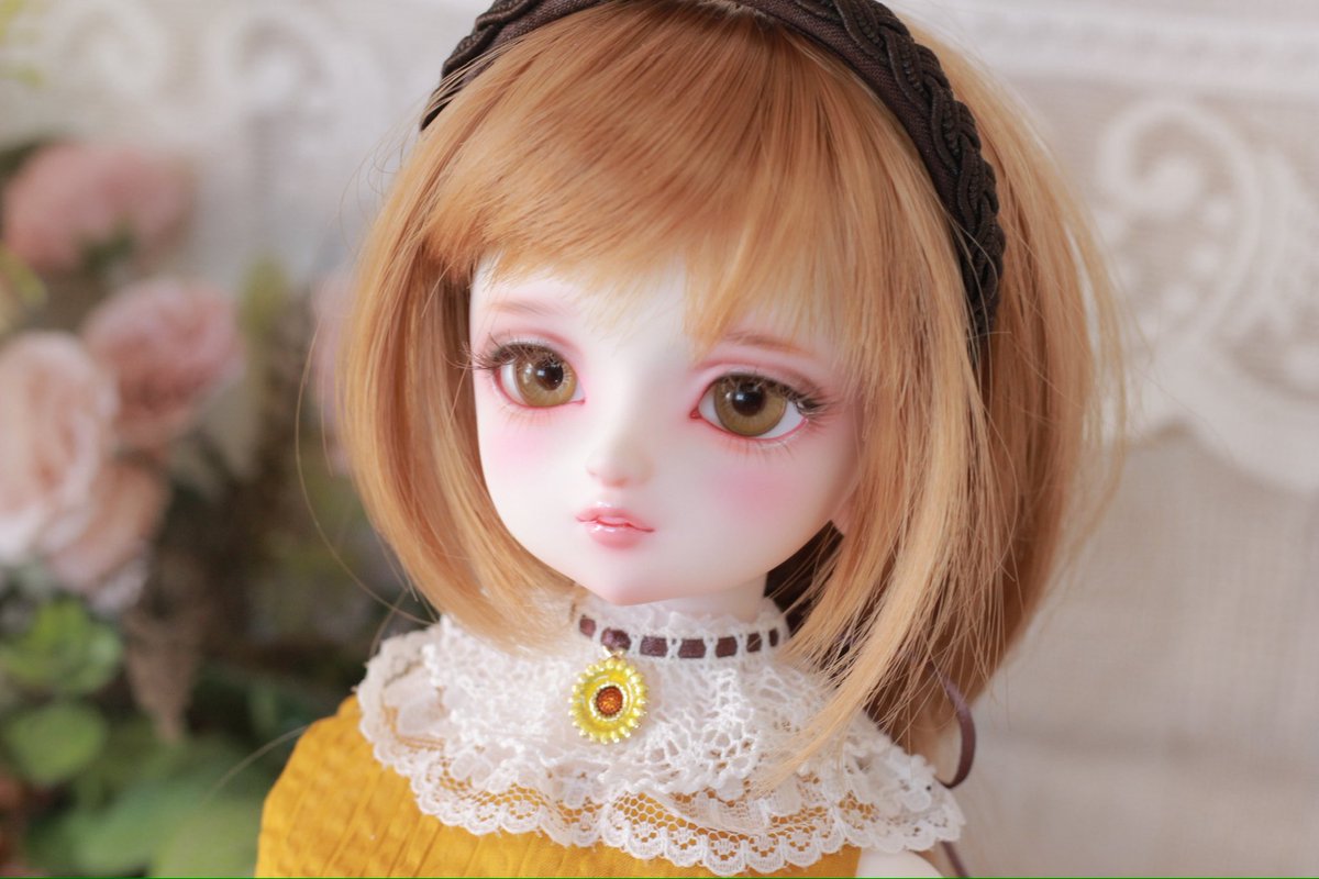 ren_watani_doll's tweet photo. 商品写真撮れたーー!✨️
襟の飾りが
ダークアンバーカラーのクリスタル
ひまわり🌻のチャーム
の違いと、
ドレス自体のレースが生成オンリーになってます。
4枚目は飾りがバラバージョンのドレス。
#うずことアイ
#ALL_FOR_ONE_Doll
#mellow_makeup
#つぼコレ https://t.co/QOTmnV1ABD