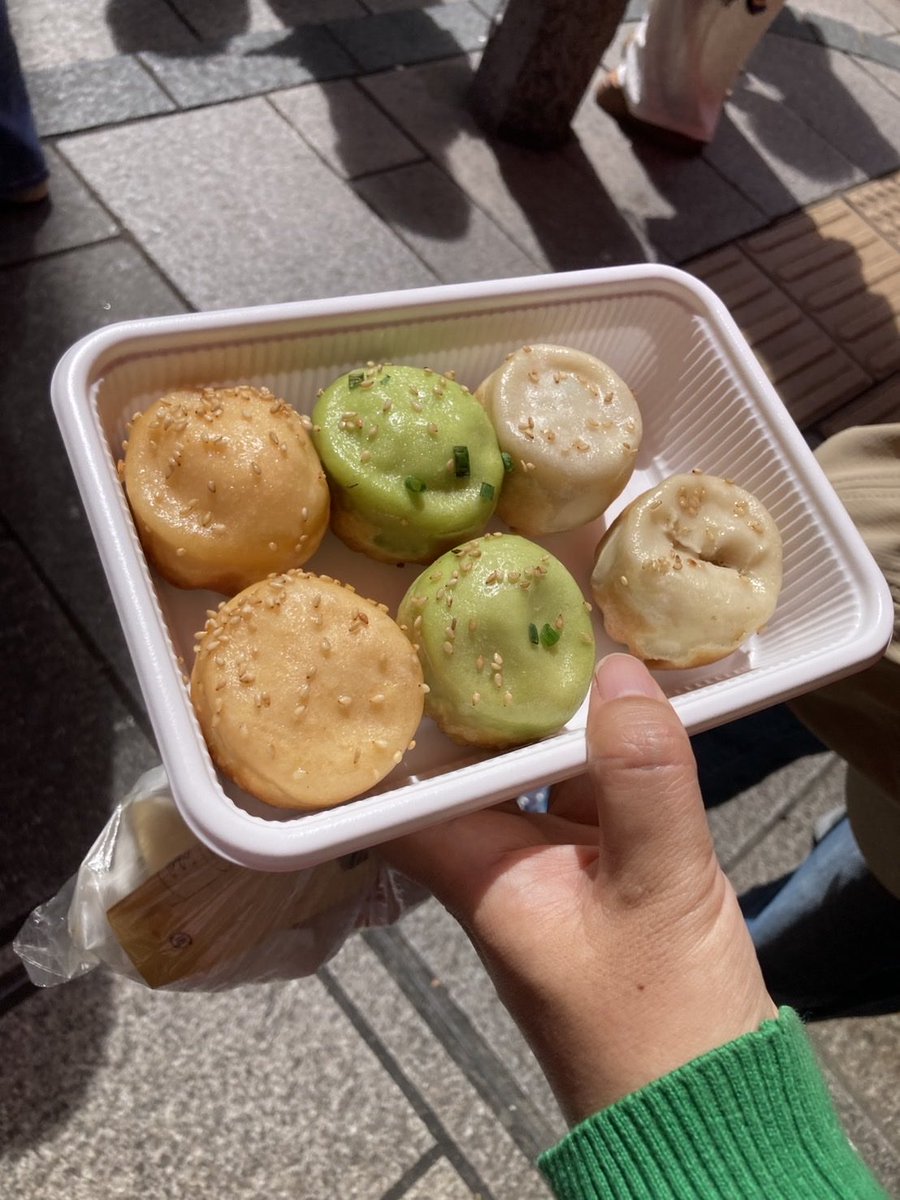 usako_kosodate's tweet photo. シルバーウィーク〜
横浜中華街とカップヌードルミュージアム。
娘ちゃんチョイスのお店を探しながらの食べ歩き。めっちゃ混んでたけど、楽しめたようで良かったです。

カップヌードルミュージアムのアイスが衝撃すぎて、言葉を失った😂 https://t.co/YhURP7BjUs