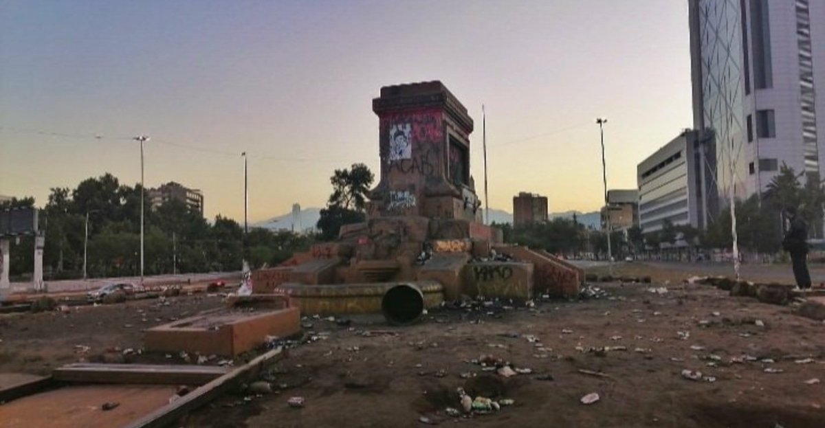 cherrAL62's tweet photo. A propósito de Plaza Baquedano y la huella que dejaron los zurdos mugrosos con su estallido; mi abuela siempre decía; "debes entender que las personas felices no pierden su tiempo haciendo el mal a los demás. La maldad es para gente infeliz, frustrada, envidiosa y muy mediocre". https://t.co/2aKlVmF6mH