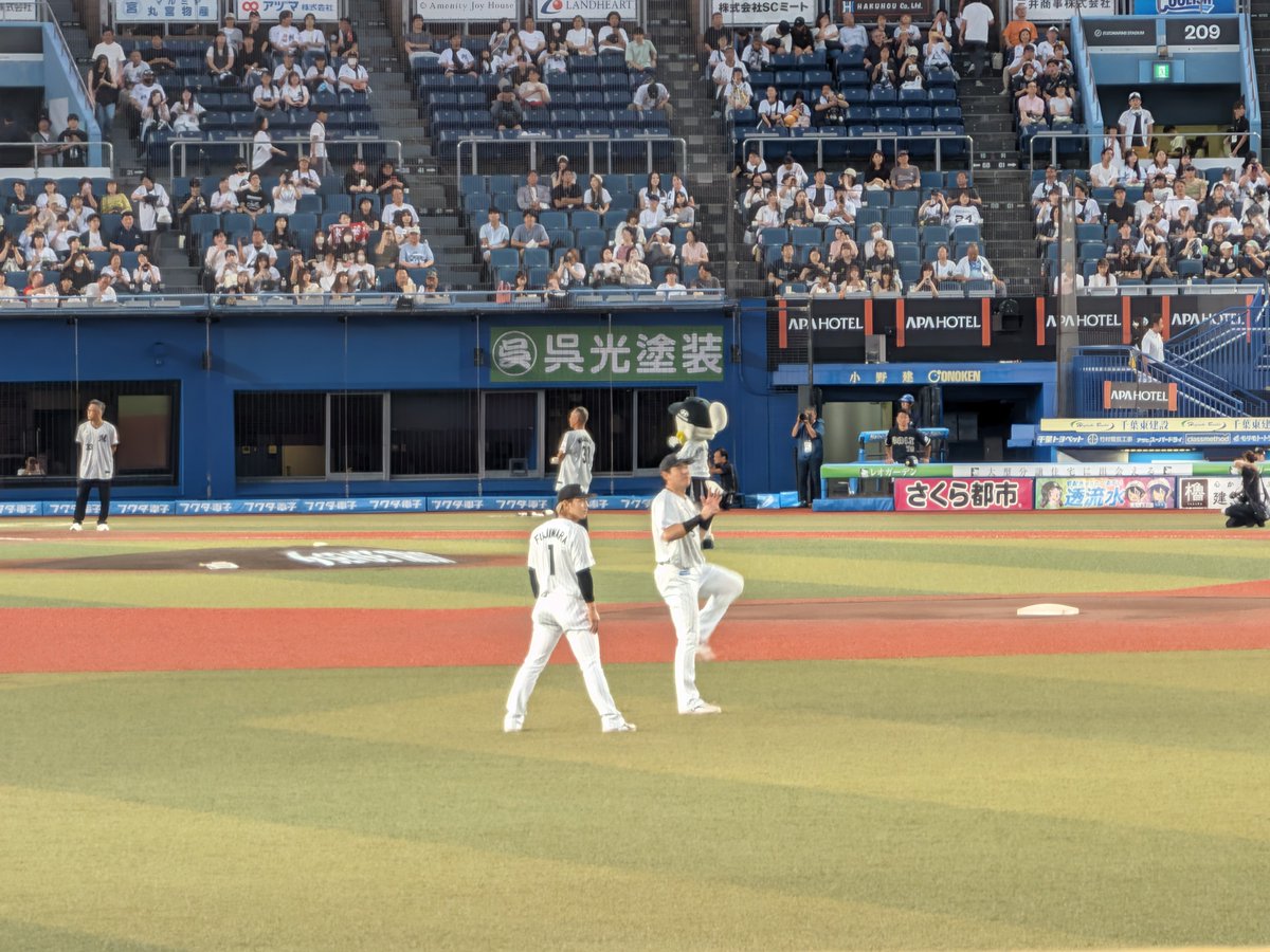 ryuronrai1's tweet photo. スマホ6年ぶりに機種変して初マリンで写真撮ったらメチャクチャ綺麗でビックリしたよパワくん…！
ネット越しのピントも遠くもこんなキレイに撮れるんだぁ… https://t.co/iQXJv4XYWx