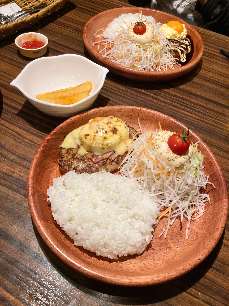 ootakeaoki's tweet photo. 昨夜はアジア大会の女子バレー決勝があることをうっかり忘れて、外食の約束を入れてしまったのでした。
びっくりドンキーでベーコンエッグベネバーグディッシュ（サラダ追加）をいただきました🎑

バレーは見逃し配信でさらっと見よう（仕事遅れ気味） https://t.co/E4Wtjxf0a7