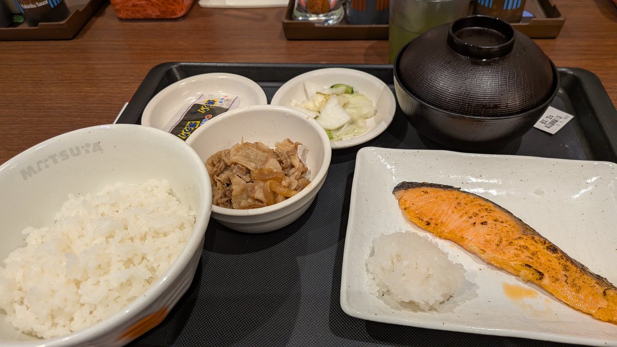 etokodarake's tweet photo. 連休最終日はもう何もしない！
洗濯はもちろんのこと、料理も絶対しない！！

ということで、松屋で炙り焼鮭朝定食をいただいております😋 https://t.co/ZenGccrhGy