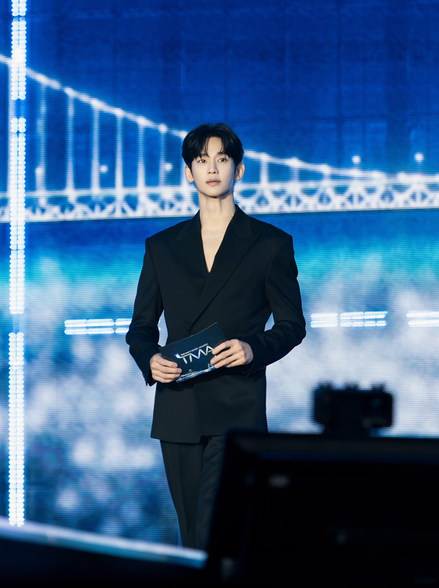 Kpop_Herald's tweet photo. Kim Soo-hyun is drawing attention with newly unveiled behind-the-scenes photos from the 2026 The Fact Music Awards on Sept. 19, appearing noticeably more cheerful. 

His agency Gold Medalist shared the photos Tuesday, days after he attended the Sept. 19 ceremony in Busan as a presenter, marking his first official appearance in Korea in about 18 months.

#KimSooHyun #TMA2026