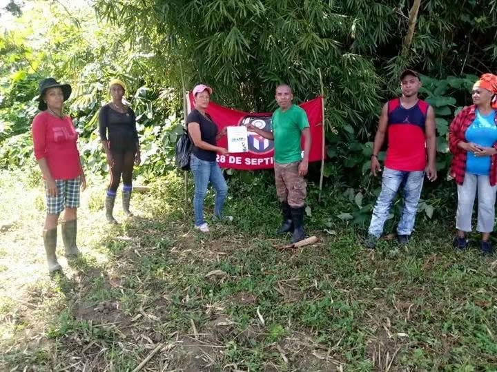 cdr_cuba's tweet photo. Los #CDRCuba en Guantánamo realizaron por estos días un trabajo productivo en el municipio Yateras, territorio Vanguardia Nacional, con motivo de los #66AñosCDR. 🧵👇 https://t.co/nJhk3ZxWZI