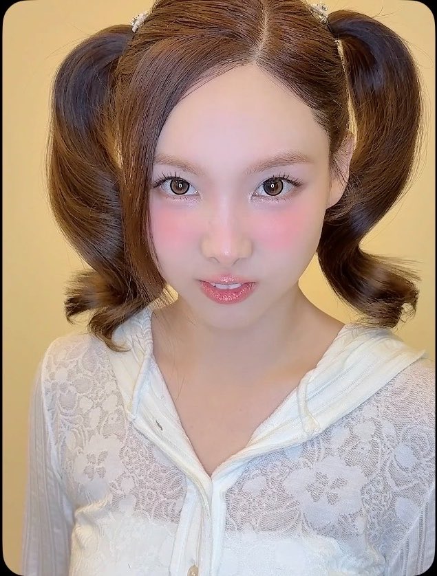 snuffles21's tweet photo. Just realized Somi and Chaeyoung were on her ass https://t.co/GdivkpDz6b