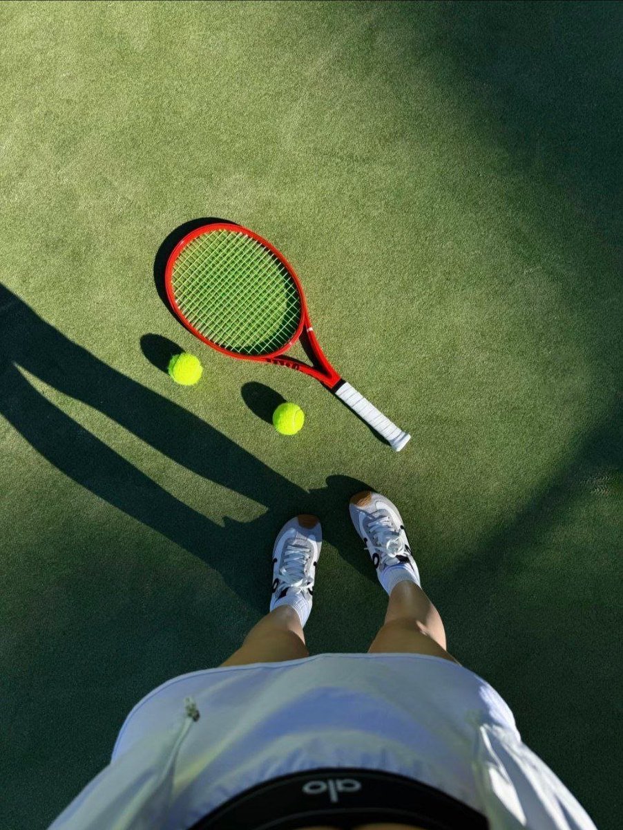 Mryloe1's tweet photo. While the sun is shining, put on your favorite sports gear and go to the court to sweat. The crisp sound of hitting the ball and the joy of being soaked in sweat are really the most natural stress reliever. https://t.co/rsVZGYuIyY