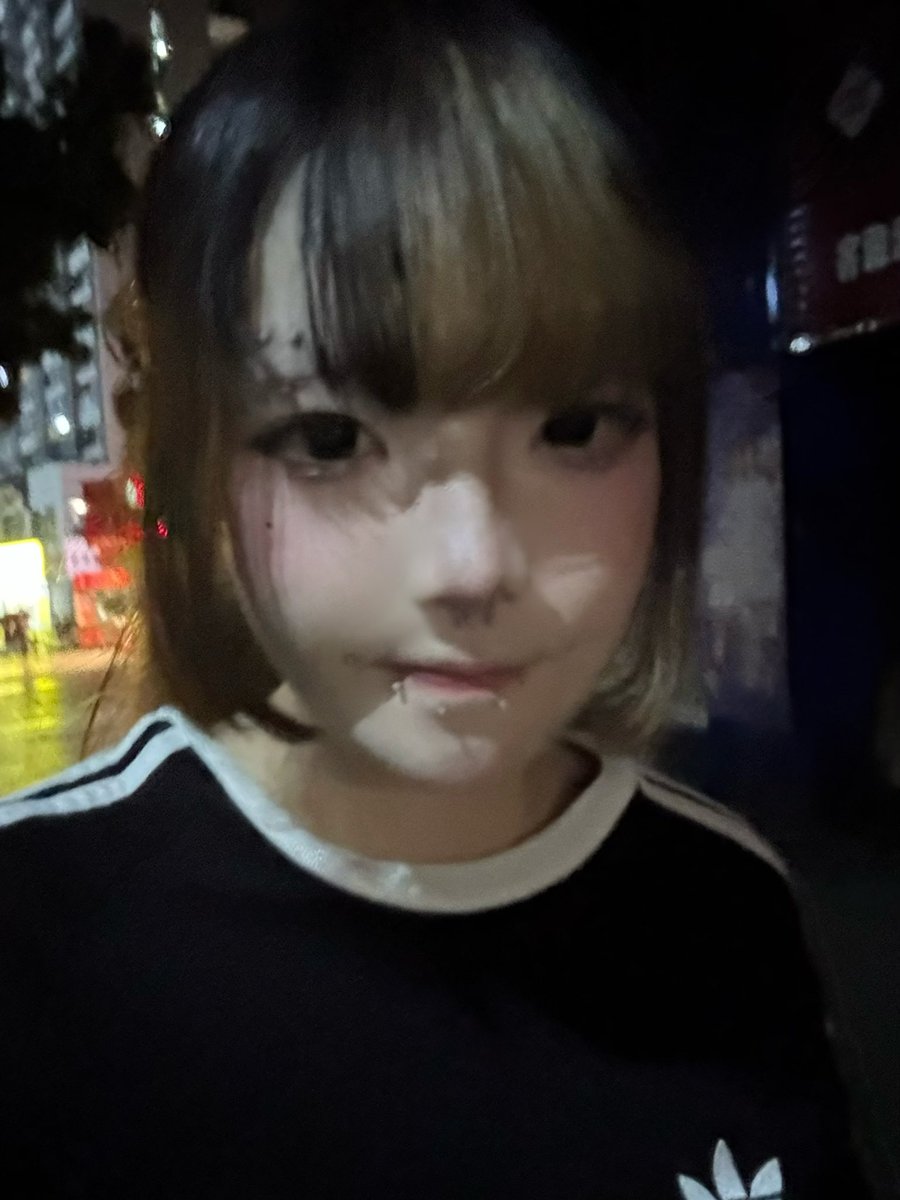 Alivegoqr's tweet photo. 我和我可爱的猫咪 https://t.co/yoHNVc307l