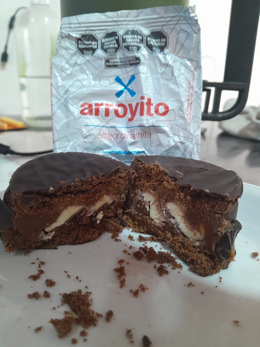 naikilvsjade's tweet photo. LO RICO QUE ES ESTE ALFAJOR RELLENO DE BARRITA KINDER !!! #alfajortwt https://t.co/8WwW7Dpnq0